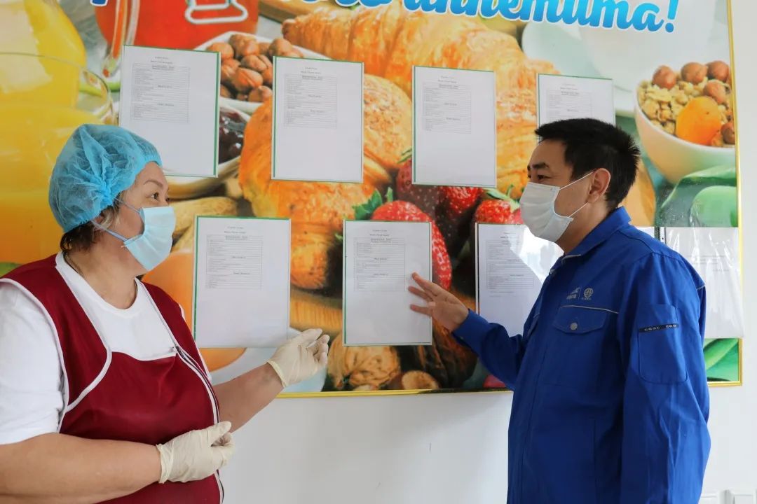 哈力多那·努尔江与厨师交谈斋月职工就餐安排食堂卫生消杀临时当上"