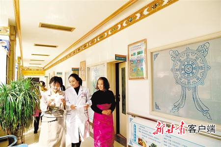 群众就近在乡卫生院就医。目前,合作市城乡居民基本医疗保险参保率达到95.82%。新甘肃·甘肃日报记者吕亚龙