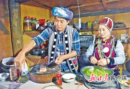 怒江傈僳族自治州福贡县匹河怒族乡老姆登村的郁伍林和妻子,是该村开办农家乐和客栈的致富带头人。