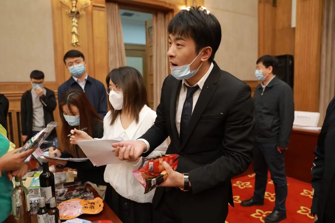 快手"带货一哥"辛有志返乡"代言" |  "青"go一夏61小康龙江"公益助