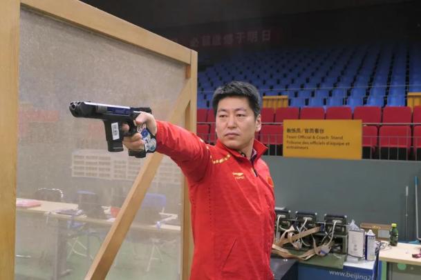 军委训练管理部军事体育训练中心八一射击队教练金泳德(图源:新华