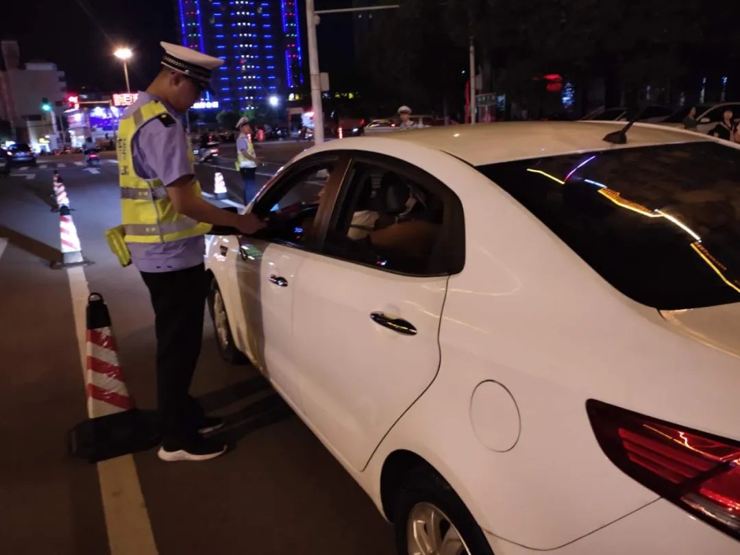 南丰交警夜查酒驾护航全国两会