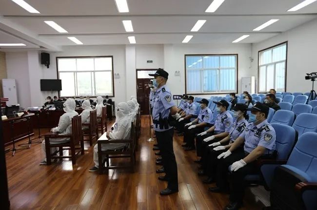 镇巴县人民法院依法公开开庭审理魏小平等7人恶势力犯罪集团案