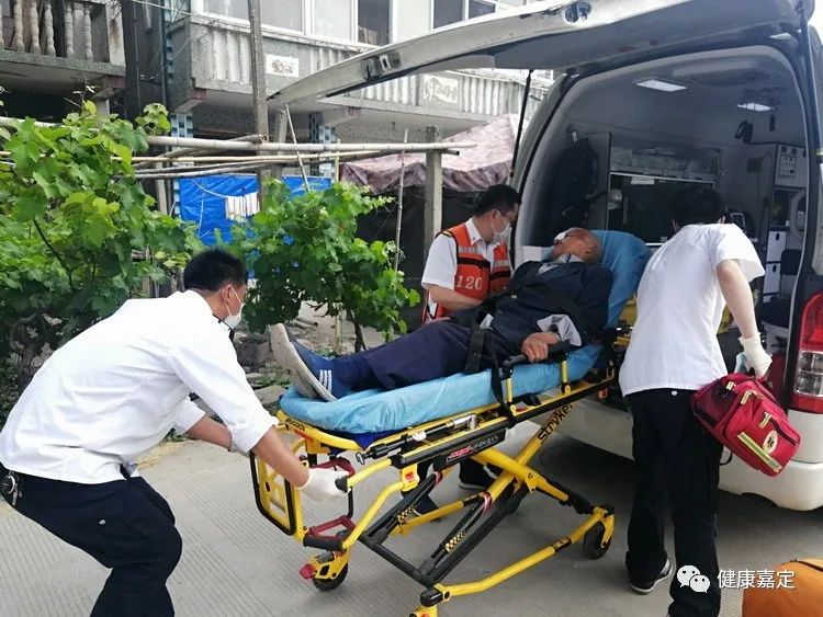 关注高龄老人家中摔倒延迟就诊不应该