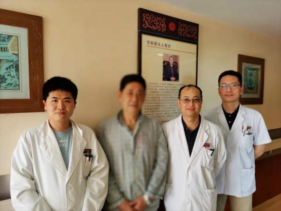 张治军主任(右二)及部分科室成员合影希波克拉底忠告:"病人是医生最好