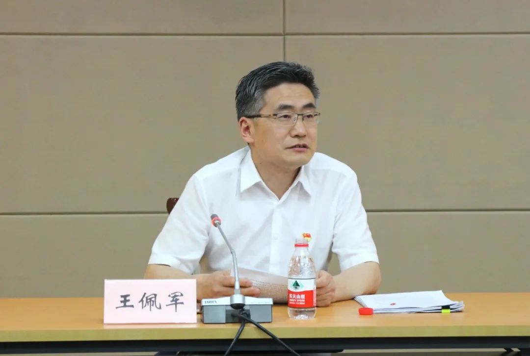 会议邀请区委党史办主任王佩军作专题讲座.