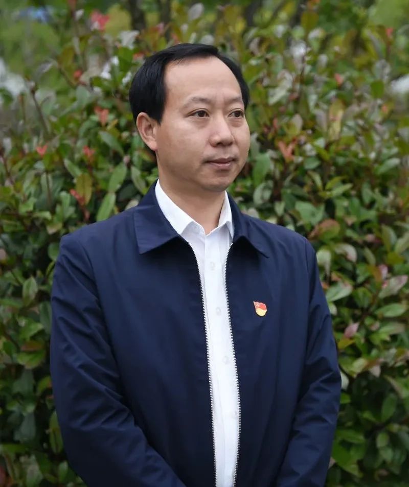 百里杜鹃管理区党工委书记 张东全国两会召开以来,毕节市各级干部和