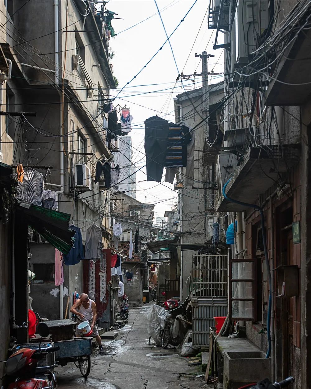 吴建斌老弄堂里漫步