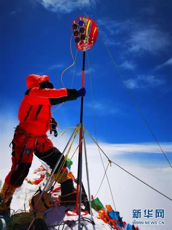 珠峰高程测量登山队成功登顶；日本研发出泪水测乳腺癌技术丨科技早新闻
