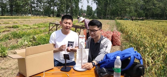 80后村支书田间直播爱心助贫成网红