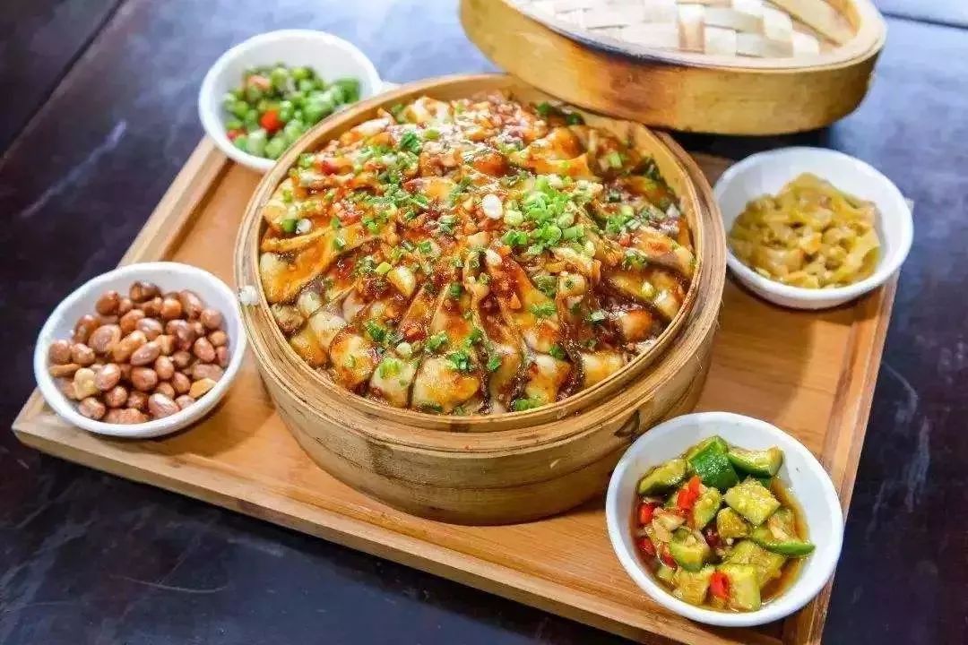四星望月,是兴国县的一道传统菜肴,属赣菜系赣南客家菜一支,俗称"兴国