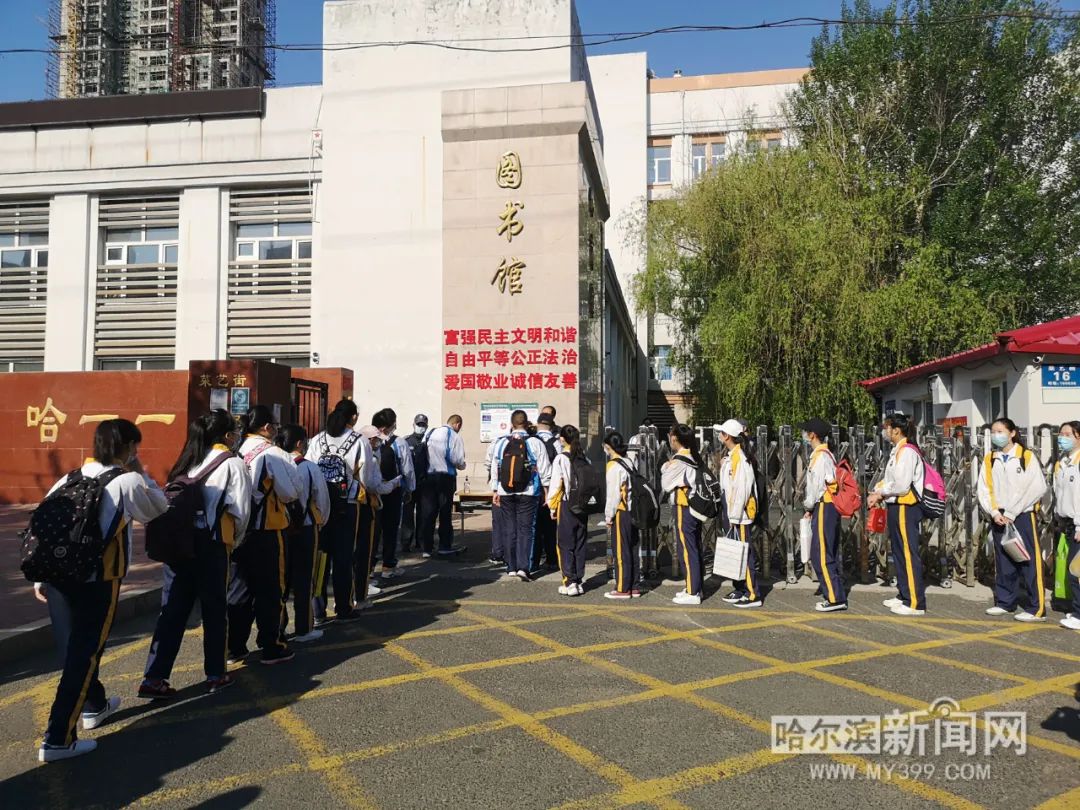 163中哈尔滨市第163中学开学第一天,将平时开放的正门关闭,改走更为