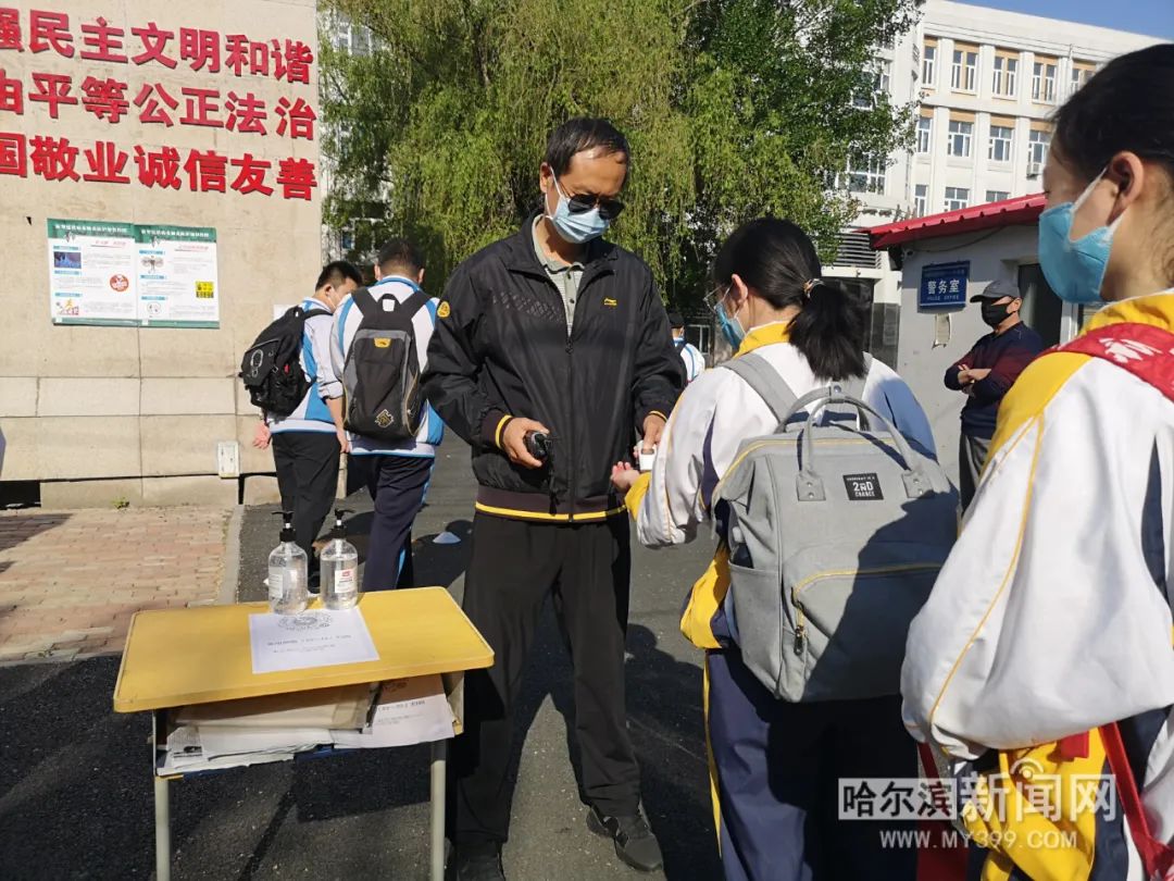 163中哈尔滨市第163中学开学第一天,将平时开放的正门关闭,改走更为