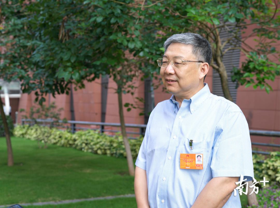 全国人大代表,深圳大学校长李清泉"现在只要谁提出来建,都应该给他建.