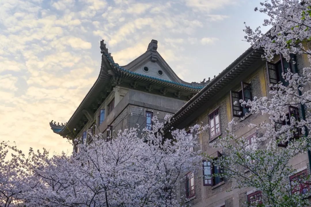 武汉大学化学与分子科学学院学院平台资源丰富,是国家"211"和"985"