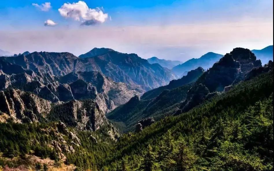 贺兰山广宗寺(南寺)生态旅游区位于贺兰山国家级森林公园内,又称南寺