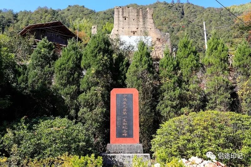 好幾處地方立著紀念碑,為村中革命志士,群眾犧牲之地,記錄著他們英勇