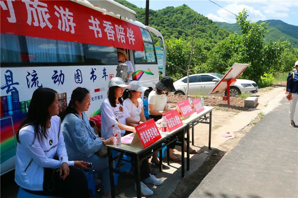 县图书馆流动图书车出动