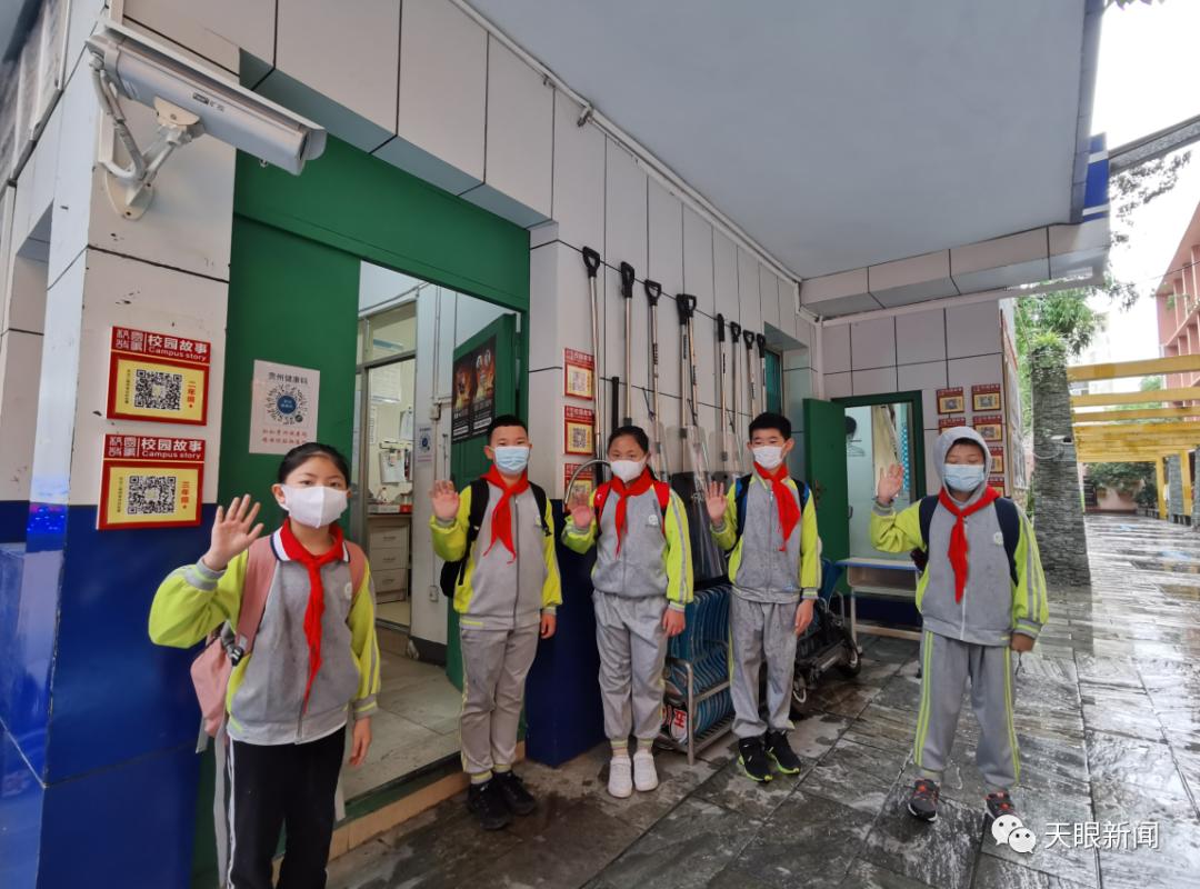 早上7时30分,贵阳市第二实验小学门口已有不少家长和学生到来