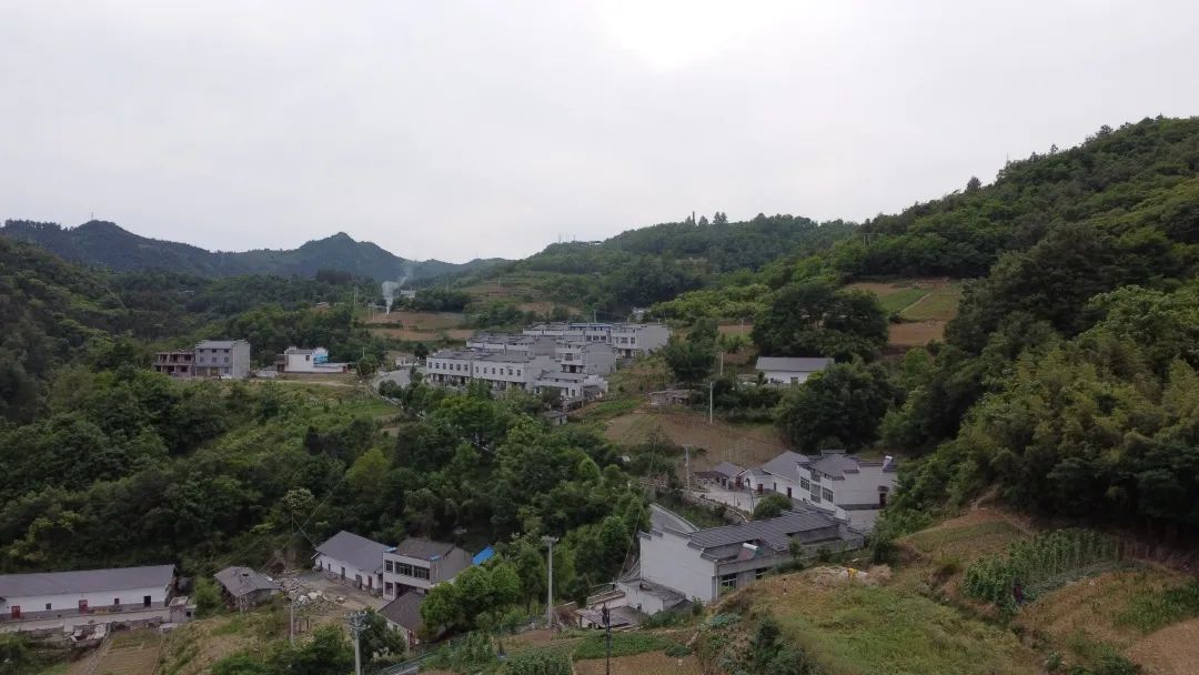 新鲜发布湖北工建在竹山县迎丰村举办共青团干部座谈会