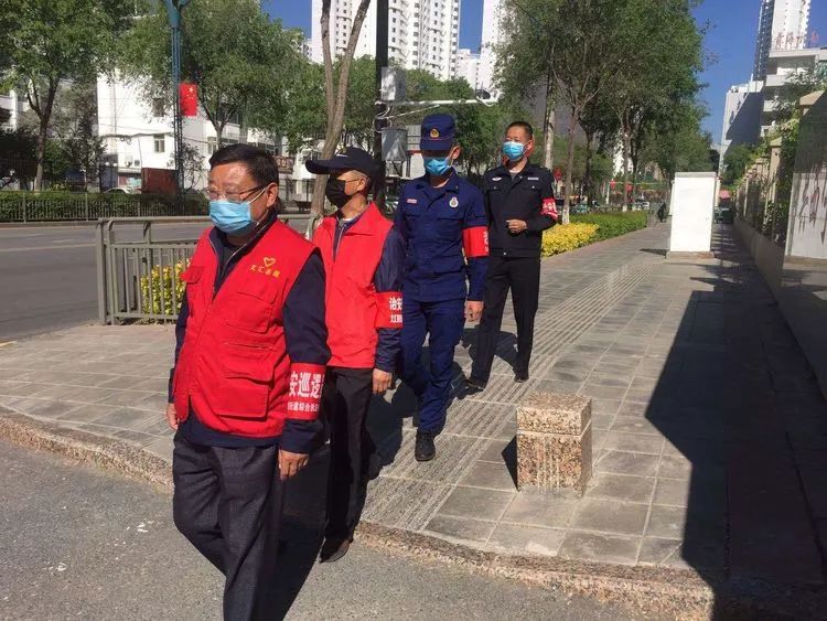 党员志愿者巡逻队点亮社区"平安灯"