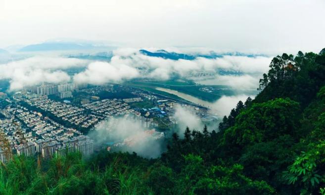 的縣市有麒麟山,四會貞山等極盡一江兩岸秀色的象山有著名的七星巖