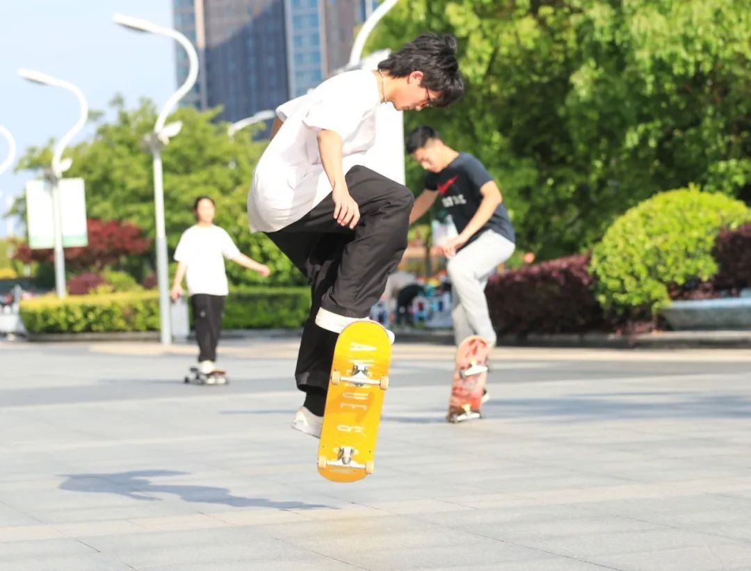在松江万达广扬,申越广场,洞泾同乐生活广场,滑板爱好者们三五成群或