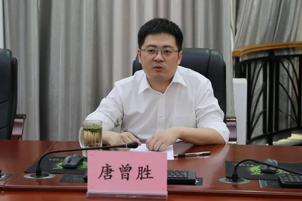 座谈会上,孙晨对唐曾胜的关心和指导表示感谢,并详