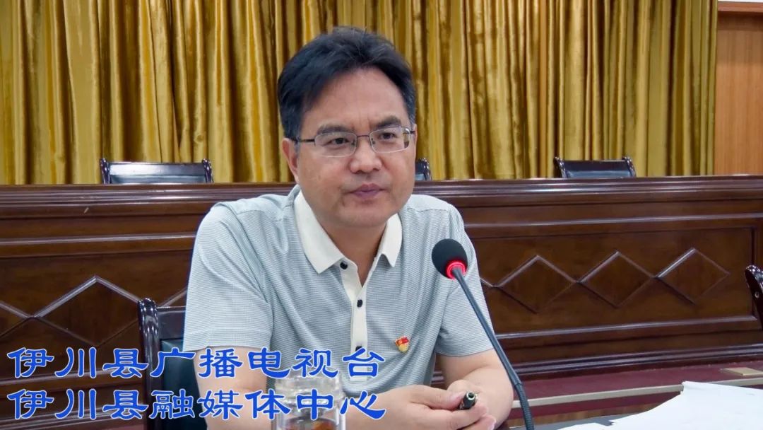 李新红主持召开县委常委(扩大)会议