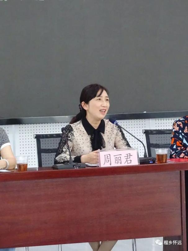 蚌山幼儿园各位领导深入每个班级,分别对班级环境创设,档案资料管理