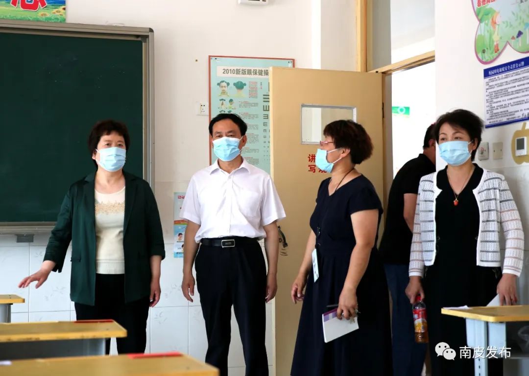 梁英华一行先后来到张之洞中学,第四中学和林庄小学,查看了学校的隔离