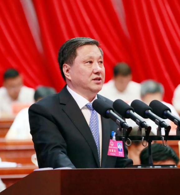 上午9时,岳金林宣布会议开幕,全体起立,奏唱国歌.