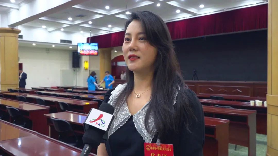 人大代表刘雅芳说:"报告中指出要讲好黄河故事,这为广大文艺工作者