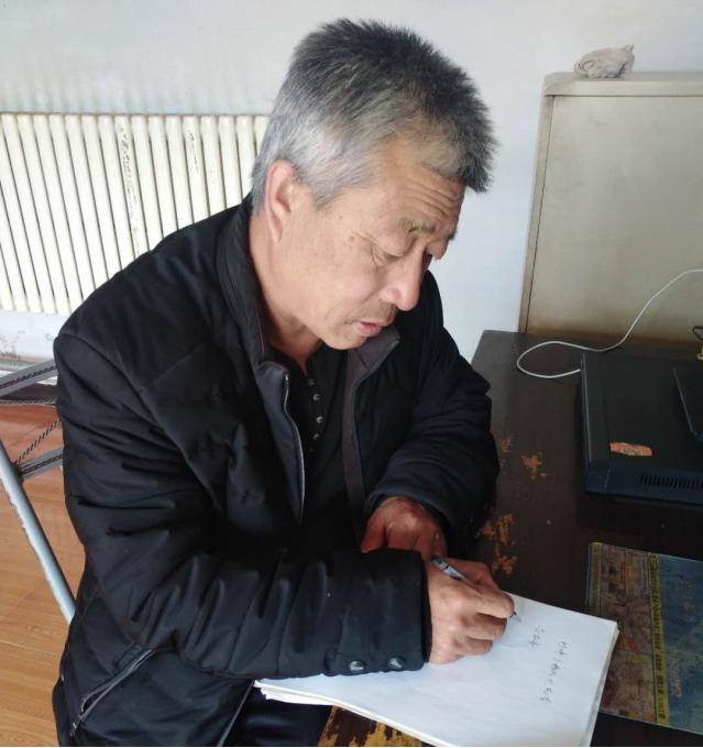 图为:大崖湾村网格员李红颜梳理房屋信息图为:南营子村网格员李树珍