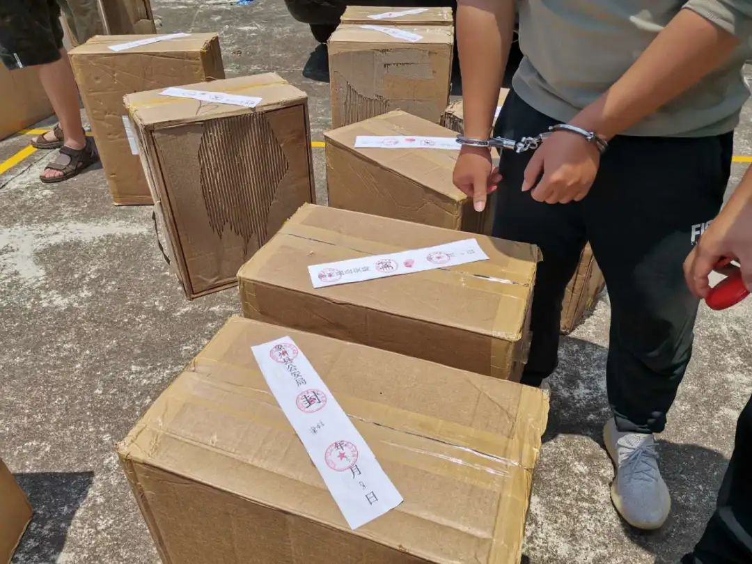 犯罪嫌疑人梁某某在封存涉案卷烟上签字