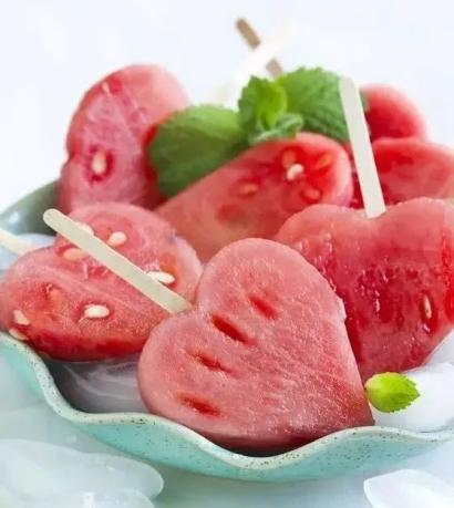 巾帼助农上万滞销西瓜变身爱心西瓜