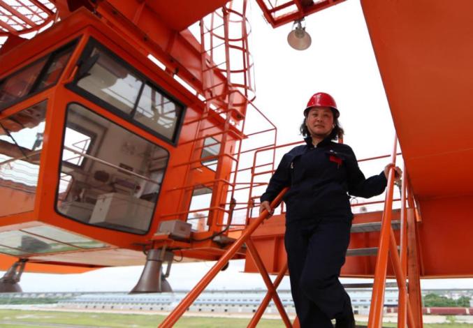 开龙门吊的女司机