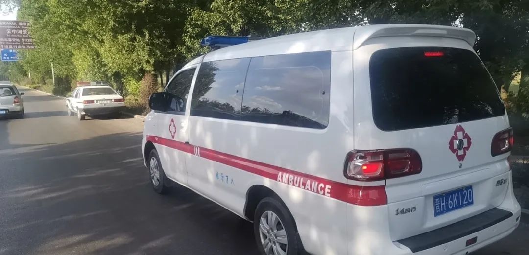 警车护送120急救车通行暖心