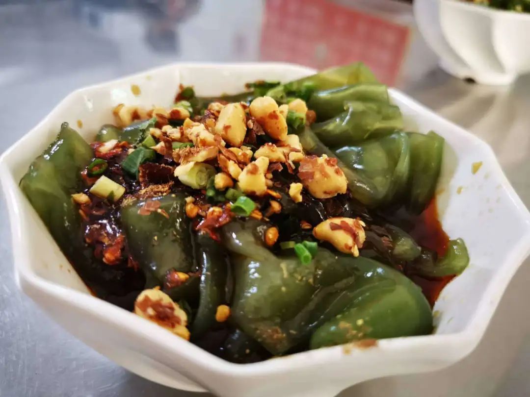 片粉是绵阳梓潼的一种小吃,用红薯淀粉加绿色蔬菜汁制作而成.