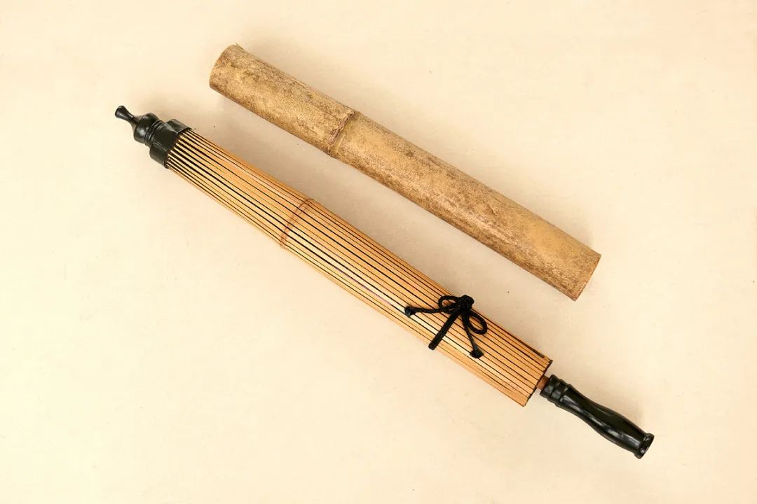 所谓"撑开一把伞,收拢一支竹" 绸伞收起来时 便会拢成原来竹子的圆筒