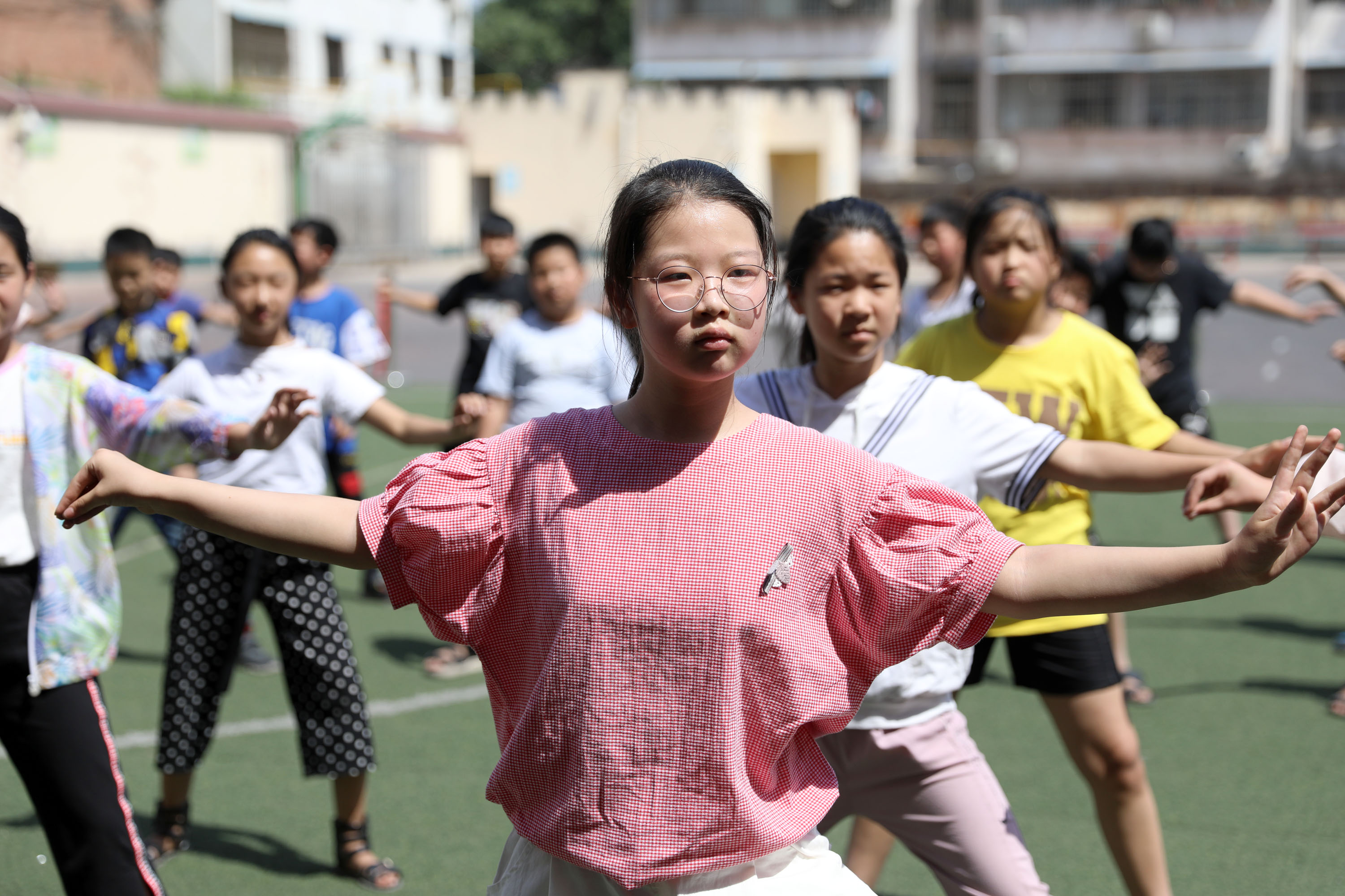 5月29日,温县城内小学学生在体育课上练习太极拳.