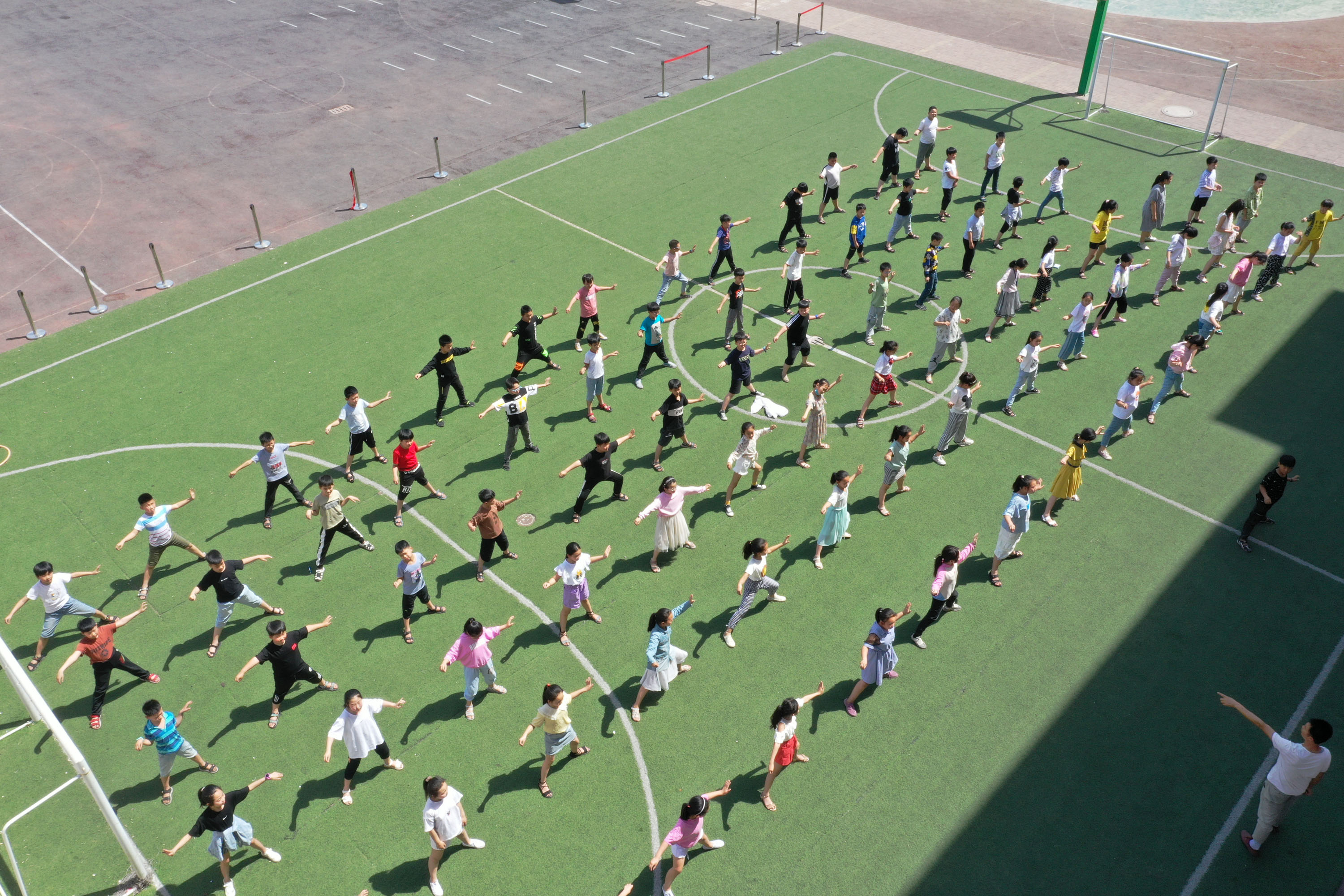 跳绳,球类等运动,引导学生们积极参与体育运动,每天锻炼一小时