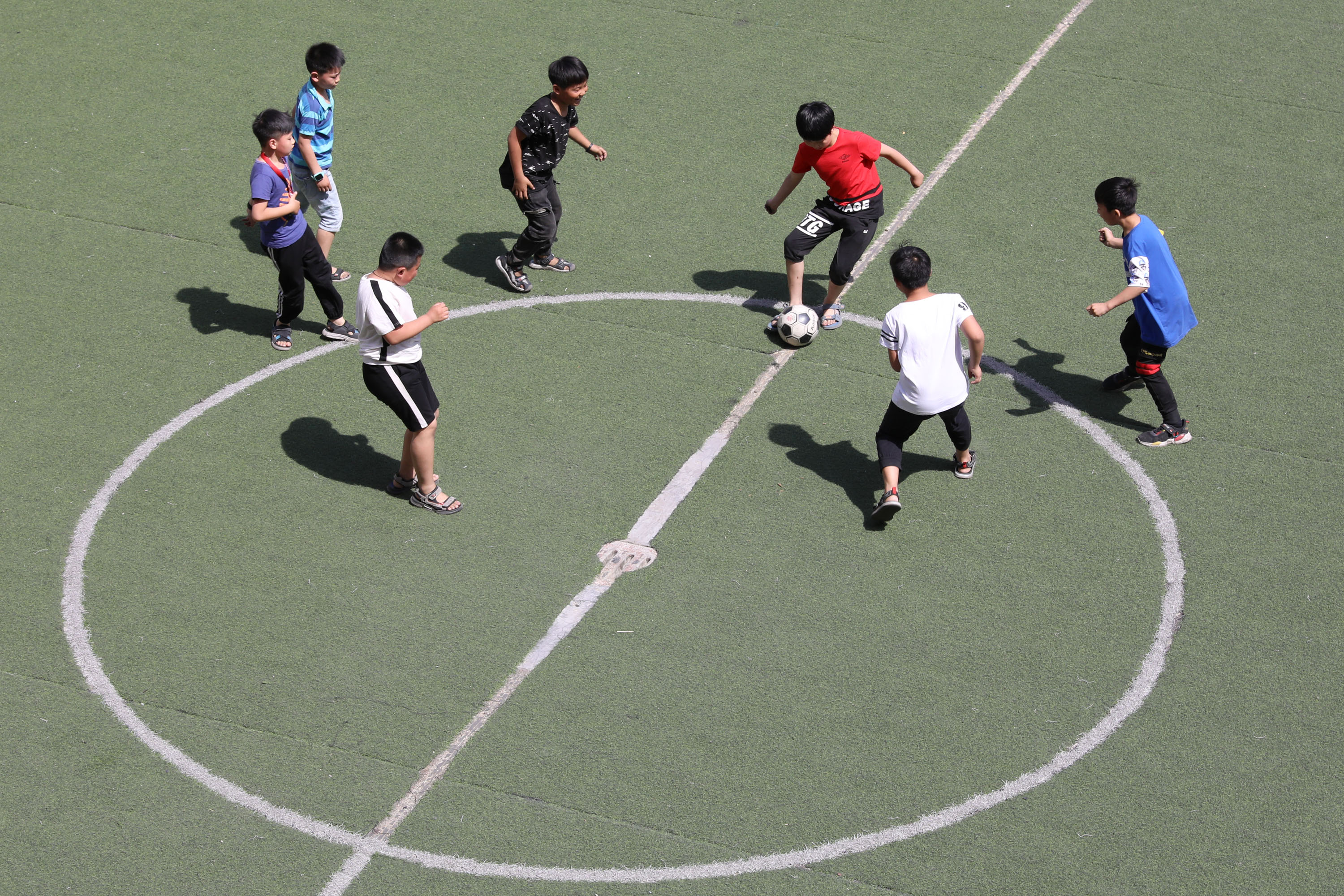 5月29日,温县城内小学学生在上足球训练课