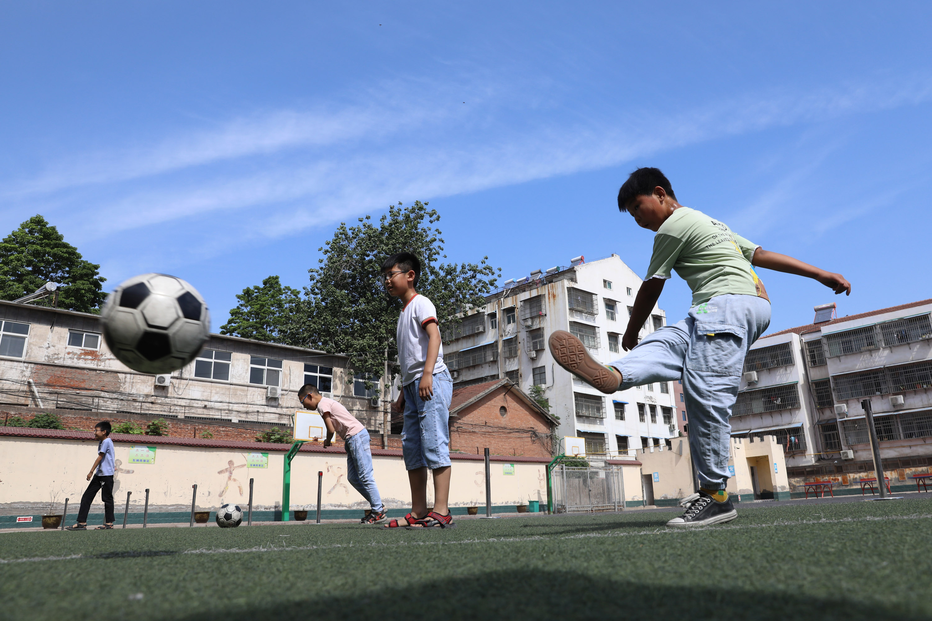 5月29日,温县城内小学学生在上足球训练课