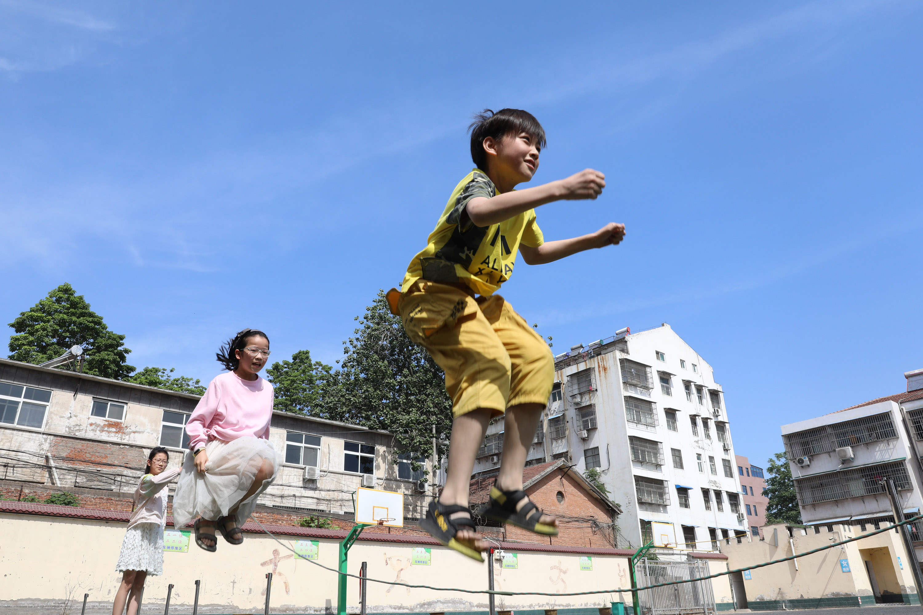 5月29日,温县城内小学学生在进行跳绳比赛.