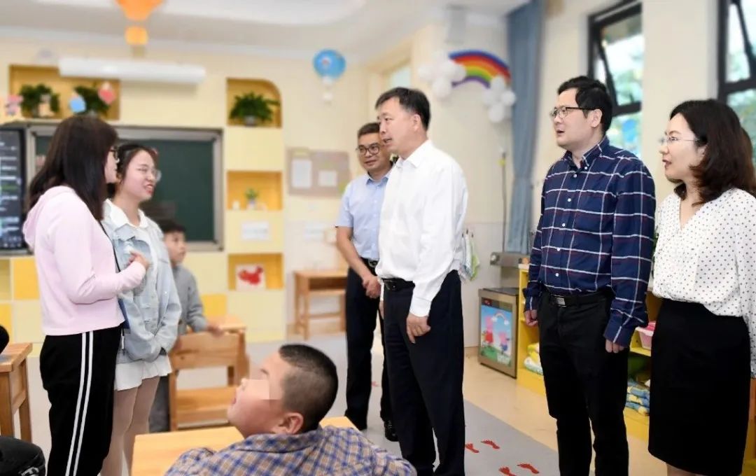 张振丰,陈夏林,沈洪相一行走进星桥二小,少先队员们迎上前,为他们系上