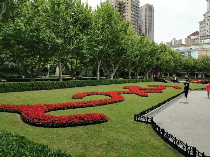 内有对称长方块和模纹飘带花坛组成,沉床花坛面积为428平方米.