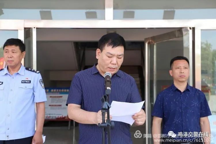 副县长向电动车驾驶人赠送头盔鸡泽县举行一盔一带安全守护行动启动