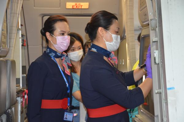 东航西北客舱经理37载蓝天岁月谢幕师徒共勉前行
