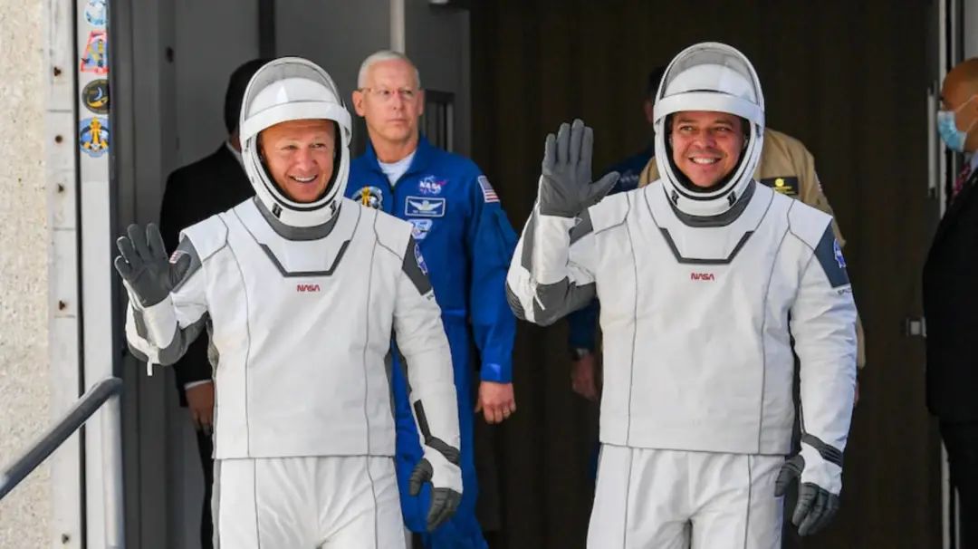 【虎嗅早报】SpaceX龙飞船宇航员进入国际空间站;全美至少40城宵禁 【虎嗅早报】SpaceX龙飞船宇航员进入国际空间站;全美至少40城宵禁